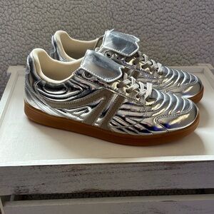 Steve Madden Shiny Silver Madrid Women’s Sneakers Size 8